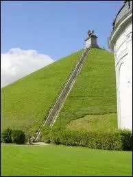 Waterloo fait partie des 103 communes inscrites dans la province de Brabant Wallon. Quel est le nom de ses habitants (gentil) ?