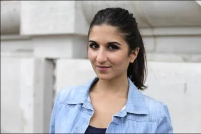 Elle interprte ... .