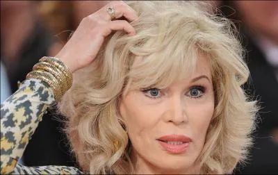 Elle interprte ... .