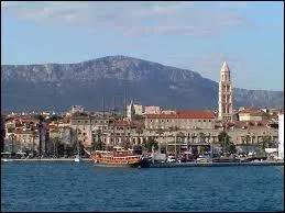 Split est une jolie ville.  quel pays appartient-elle ?