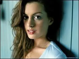 En 2011, elle est la voix-off de Jewel dans...