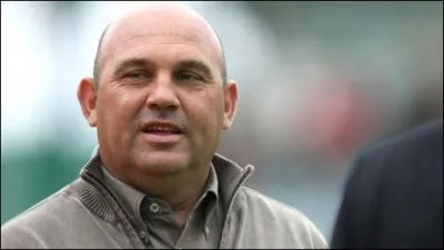 Dans quel pays 'Frdric Antonetti' exerce-t-il sa fonction d'entraneur au cours de la saison 1998-1999 ?