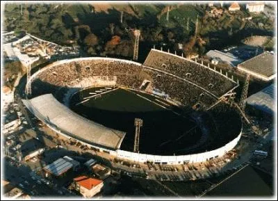 Quel club italien joue ses matches  domicile au stade 'Ennio Tardini' ?