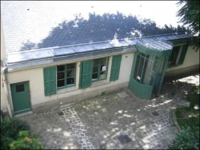 Sous quel pseudonyme Honor de Balzac se rfugia-t-il dans une maison rue Raynouard (XVIme arrondissement) afin d'chapper  ses cranciers, le 1er octobre 1840 ?