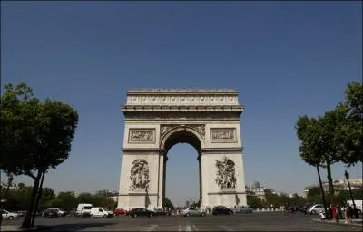 En quelle anne un aviateur un peu fou a-t-il vol sous la vote de l'Arc de Triomphe ?