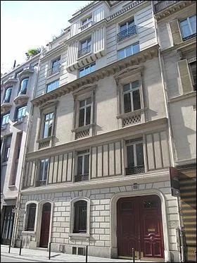 Quelle sorte de maison tait trs rpute au 122, rue de Provence dans le VIIIme arrondissement ( juste derrire les Galeries Lafayette) ?