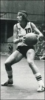 Meneuse de jeu du Clermont UC des annes 70, considre comme une des meilleures joueuses au monde, elle a t, avec son club 9 fois championne de France et 4 fois finaliste de la Coupe d'Europe :