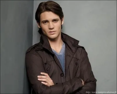 Qui est le frre adoptif de l'hrone ?