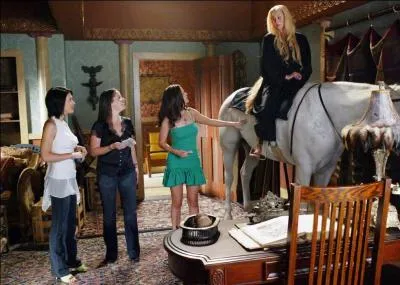 Dans la saison 6, quelle sœur se promne nue sur un cheval blanc ?