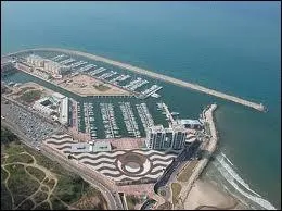 Voici Herzliya et son port. De quel Etat dpend cette localit ?
