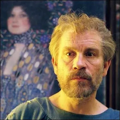 Qui incarnait le peintre symboliste autrichien Gustav Klimt, dans le film biographique du ralisateur Raoul Ruiz en 2006 ?