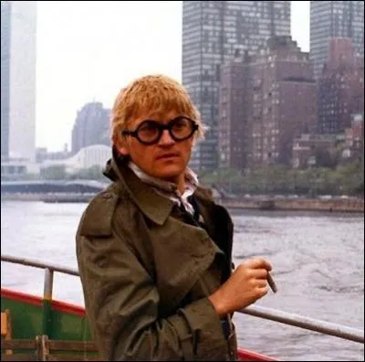 Quel peintre, figure du mouvement Pop Art des annes, 60 joue son propre rle dans le film biographique   A Bigger Splash  ralis par Jack Hazan en 1974 ?