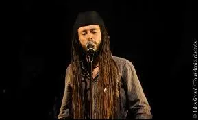 Mais d'o sort cet homme ?