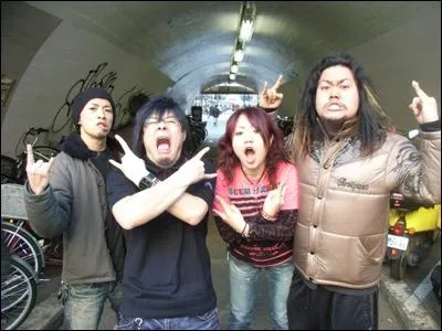 Quel groupe de hard-rock Japonais forment-ils ?