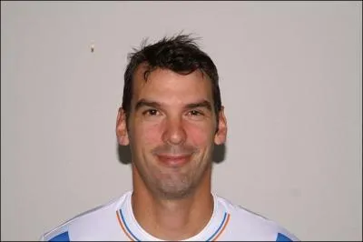 Lo�c le Marrec a �t� champion d'un des sports les plus pratiqu�s au monde. Invent� en 1895, �preuve olympique depuis 1954 (pas moins de 260 millions de pratiquants). De quel sport s'agit-il ?