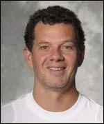 Patrick Chila a �t� champion d'un sport n� en Angleterre, fin du XIX si�cle. Ce sport doit son nom d�finitif � un fabricant de jouets, qui en fit une marque d�pos�e. De quelle discipline s'agit-il ?