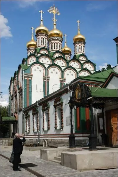 Si vous venez me visiter l'hiver, prvoyez des vtements chauds, et passez voir l'un de mes fleurons, l'glise Saint-Nicolas-des-Tisserands !