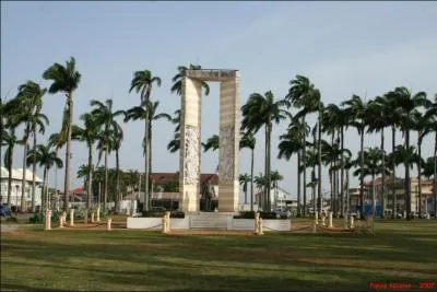 Je suis une ville franaise, sur ma Place des Palmistes, on peut admirer un monument ddi  Flix Ebou, c'est d'ailleurs galement le nom de mon aroport, anciennement appel Rochambeau !