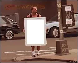 Au dbut du film  Une journe en enfer , il se promne tout nu  Harlem avec une pancarte autour du cou. Qu'est-il inscrit sur cette pancarte ?