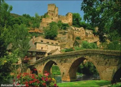 Situ  450 m d'altitude sur les rives de l'Aveyron, village mdival aux traditionnelles maisons recouvertes de lauzes au pied de son chteau-fort non loin de Rodez :