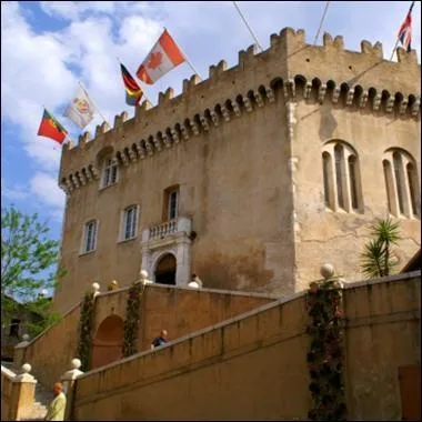 On apprcie ses plages de galets mais aussi le coeur mdieval du village situ dans les Alpes Maritimes, on y visite le Domaine des Colettes ayant appartenu  Auguste Renoir et transform en muse :