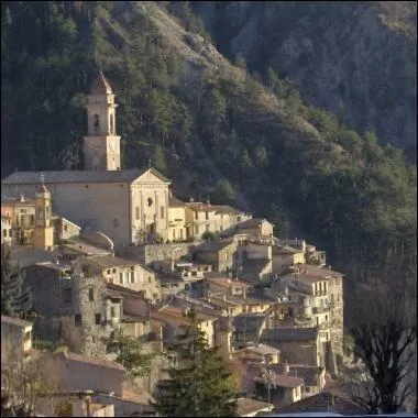 Village des Alpes maritimes surplomb par l'Eglise Sainte-Marguerite, qui domine la valle du Haut Paillon, on y admire sa tour fendue et ses remparts :
