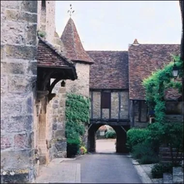 Village fortifi surplombant la Valle de la Dordogne, aux maisons en pierres ocres et aux ruelles fleuries :
