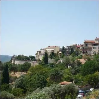 Quel est ce joli village du Var bti autour d'un chteau mdival situ  quelques kilomtres de Bandol que je vous dconseille de visiter en t  cause de l'afflux touristique ?