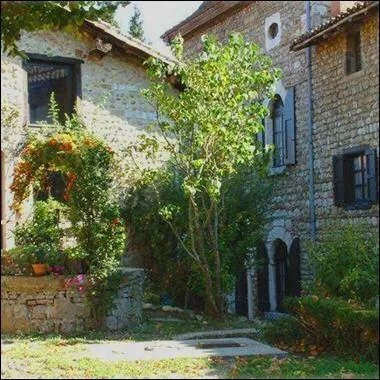 Village bucolique de l'Ain qui a conserv ses allures moyen-geuses, ancienne cit de tisserands dont la double enceinte de remparts a pu tre restaure :