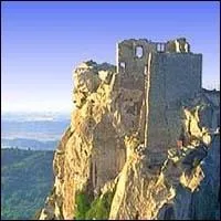 Village mdival construit sur l'Eperon rocheux des Alpilles entre le Vallon de la Fontaine et le Val d'Enfer, on y visite le muse des santons :