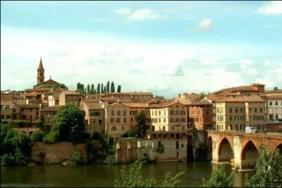 Non loin de Toulouse, c'est une autre ville rouge, son  Pont vieux  du Xe sicle fut le premier construit sur le Tarn :