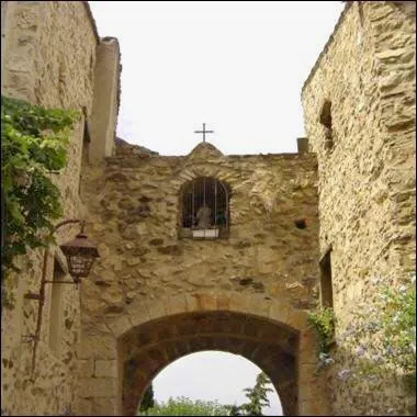 Le chteau vicomtal et la Tour du Gu dominent ce village des Pyrnes orientales au pied des Aspres, dont on admire l' architecture rurale catalane :