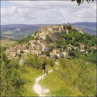 Au carrefour du Quercy, du Rouergue et de l'Albigeois, ce village aux maisons gothiques, domine la valle du Crou, sa Bastide fut construite vers 1222 :