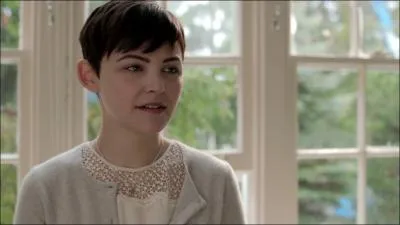 Comment s'appelle la personne  qui elle va mettre des fleurs sur le chevet pendant qu'il est dans le coma ?