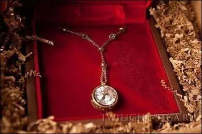 Qui a envoy ce bijou  Bella ?