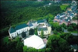 A prsent direction Wiltz et son chteau. De quel pays dpend cette bourgade ?