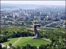 Cette ville , renomme Volgograd, a t au coeur de l' Histoire pendant la Deuxime Guerre Mondiale. O se situe-t-elle gographiquement ?