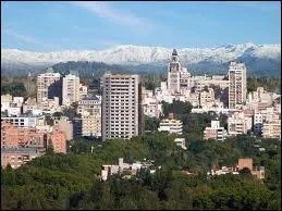 Nous prenons de l'altitude en flanant  Mendoza  quelques pas du clbre Aconcagua. Quel pays nous accueille  prsent ?