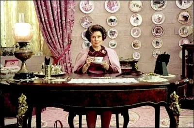 Qui a dit :   Puis-je vous proposer un sirop pour la toux, Dolores ?   ?