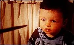 Qui a dit :   Les idiots qui portent firement leur coeur en bandoulire, [... ] les gens faibles, en d'autres termes, n'ont aucune chance de rsister  ses pouvoirs !   ?