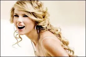 Taylor Swift joue de plusieurs instruments .