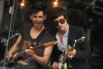 Dans  Coups et blesssures  de BB Brunes, par quoi le refrain commence-t-il ?