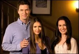 Qui a sauv Elena lors de l'accident de ses parents ?