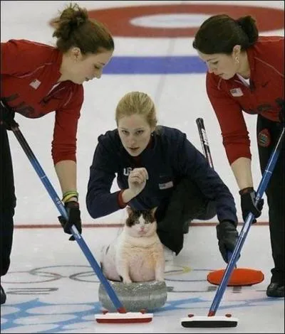 Comment s'appelle l'engin que tiennent les deux joueuses de curling en t-shirt rouge ?