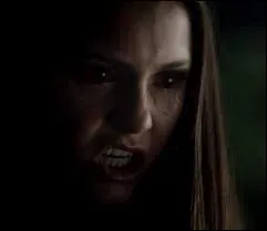 Comment Elena devient-elle un vampire, lors de la saison 4 ?