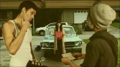 Dans le clip de quelle chanson voit-on quelqu'un qui tond la pelouse ?