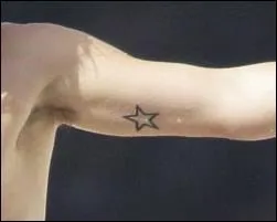 Qui s'est fait tatou une toile  5 branches qui symbolise les 5 membres de son groupe ?