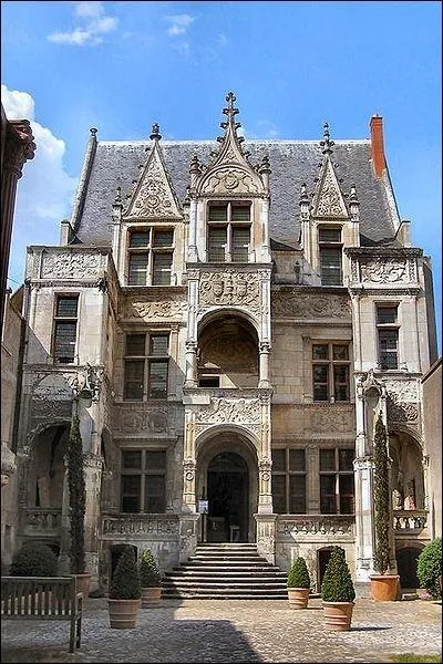 En 1470, le roi dveloppe la rgion - considre comme capitale du royaume entre 1450 et 1550 - en y introduisant l'industrie de la soie, du mrier au dfilage des cocons. C'est le roi :