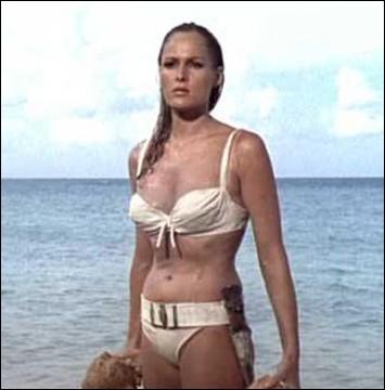 Une des scnes mythiques les plus sexy du cinma... De quel  James Bond  est extrait cette image d'Ursula Andress mergeant ruisselante de l'ocan ?