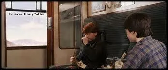 O s'assied Ron aprs avoir dit  Harry :  Je peux m'asseoir, il n'y a plus de place nulle part ?   ?